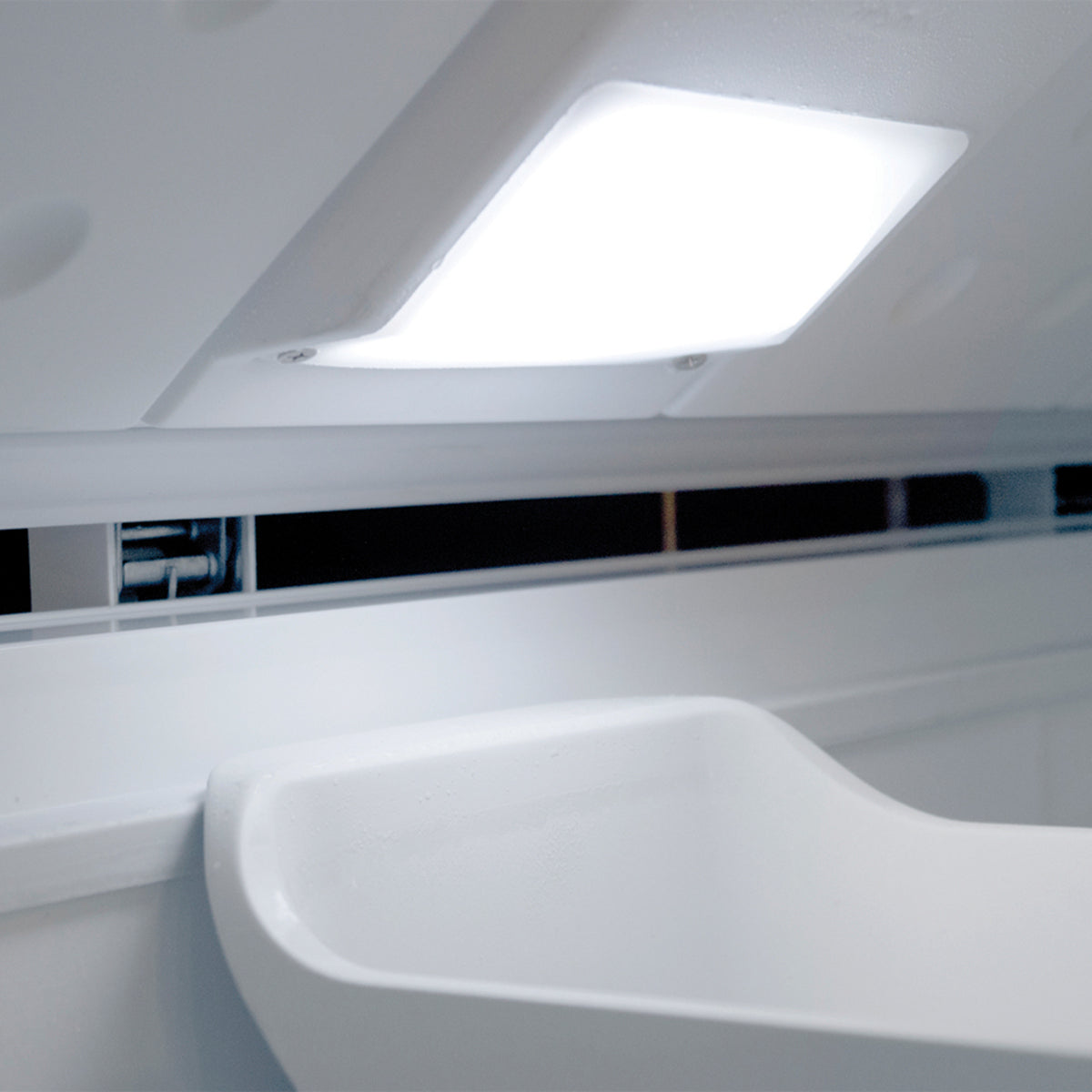 Congelador Mabe Modelo CHM9BPS1 - detalle de iluminacion interior