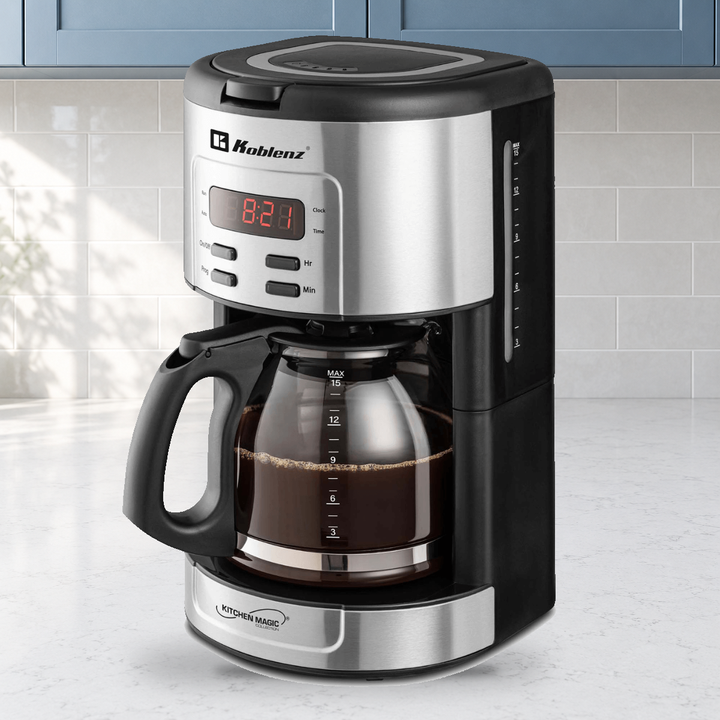 Cafetera Koblenz CKM-215 IN en cocina; foto original del producto sobre ambiente ilustrativo.