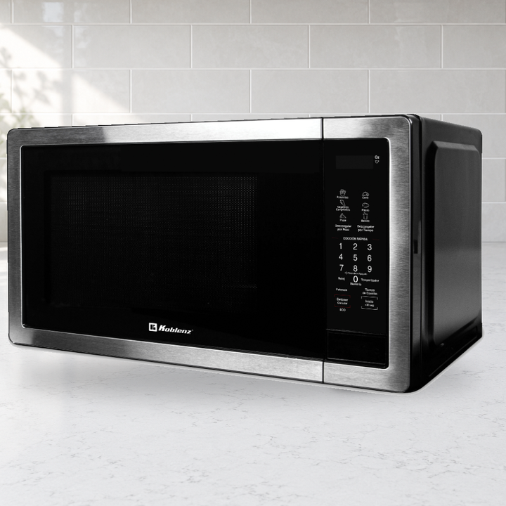 Microondas Koblenz MWKM-11IHA sobre una cubierta de cocina; ambientación ilustrativa, muebles no incluidos