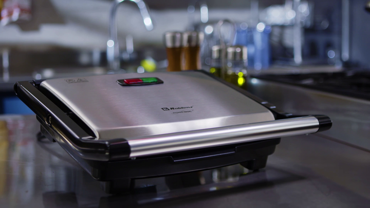 Panini Grill Koblenz PGKM-1500 en cocina real; imagen del video oficial del fabricante