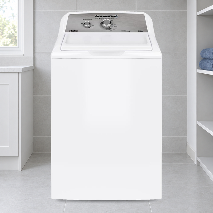 Lavadora Mabe LMA78112CBAB0 blanca de 18 kg en ambiente ilustrativo de lavandería.