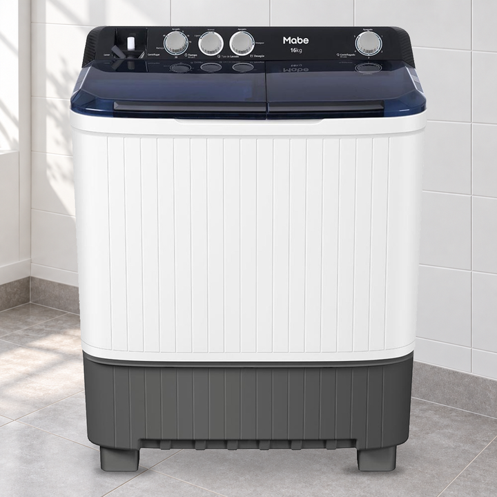 Lavadora Mabe LMDX6124HBAB0 en area de lavado; producto real con fondo ambientado