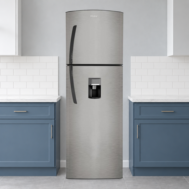 Refrigerador Mabe RMA300FJMRM0 en una cocina ilustrativa. Se vende solo el refrigerador; muebles no incluidos.