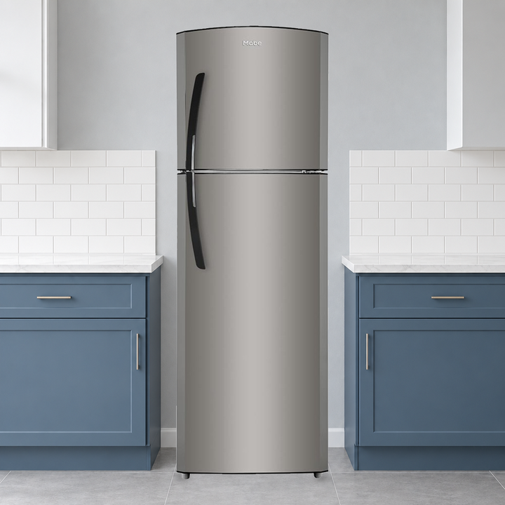 Refrigerador Mabe RMA300FXMRQ0 en una cocina ilustrativa. Se vende solo el refrigerador; muebles no incluidos.