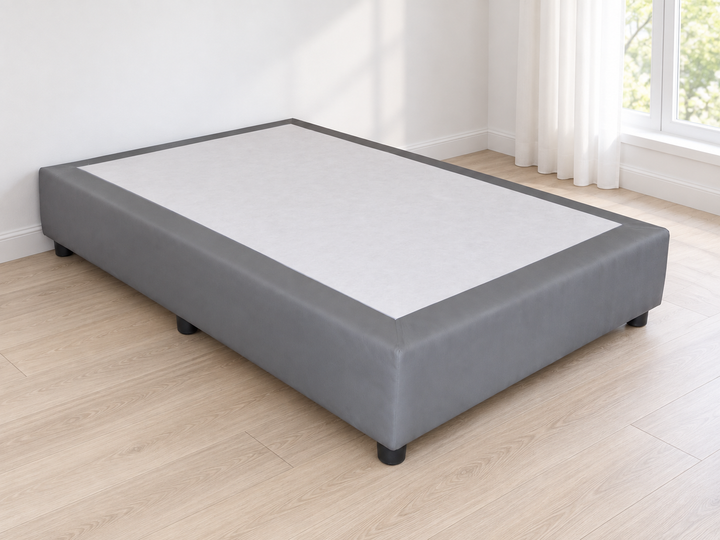 Base para Cama Modelo Plus Matrimonial Vinil gris en recamara. No incluye colchon ni accesorios.