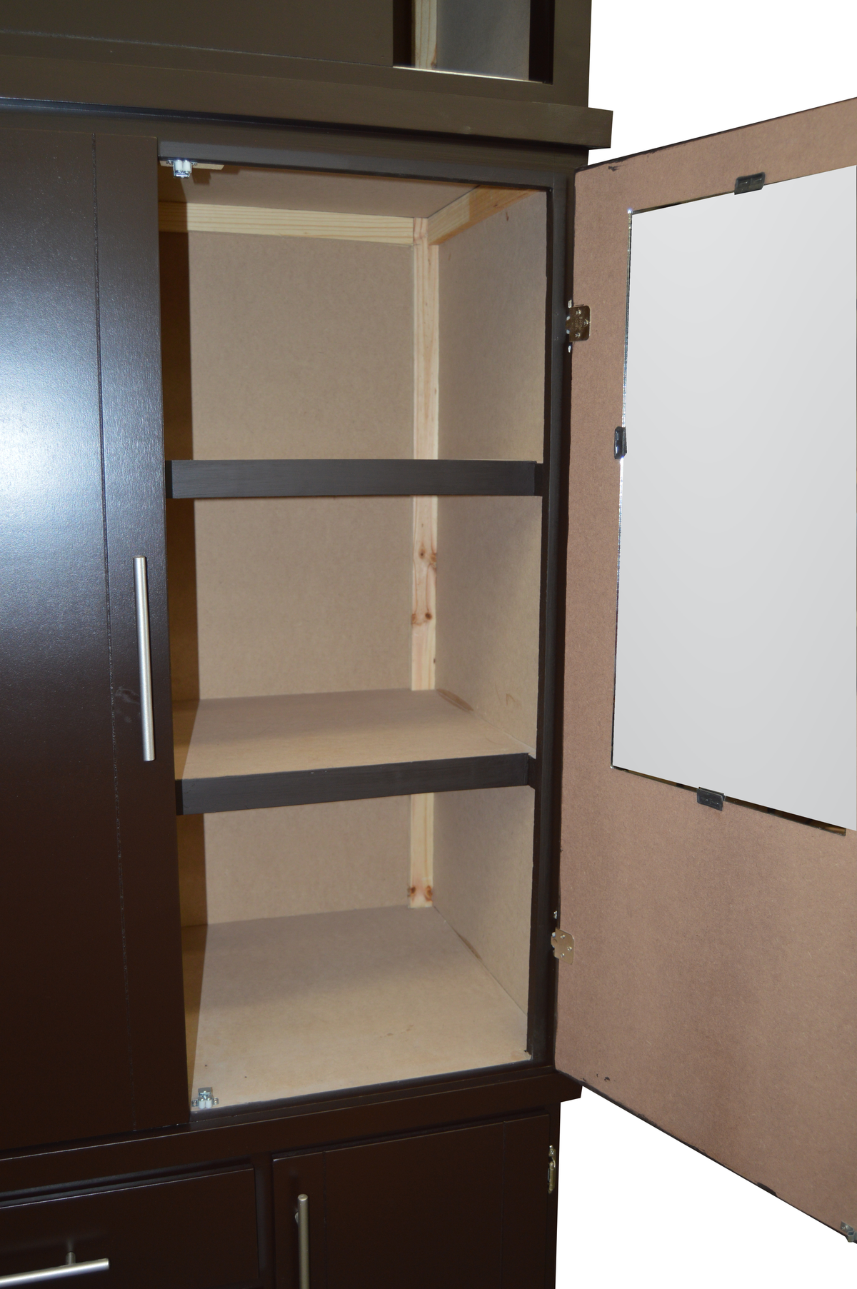 Ropero Modelo Italiano Chocolate: detalle de repisas interiores y espejo en la puerta, con reflejo neutralizado.