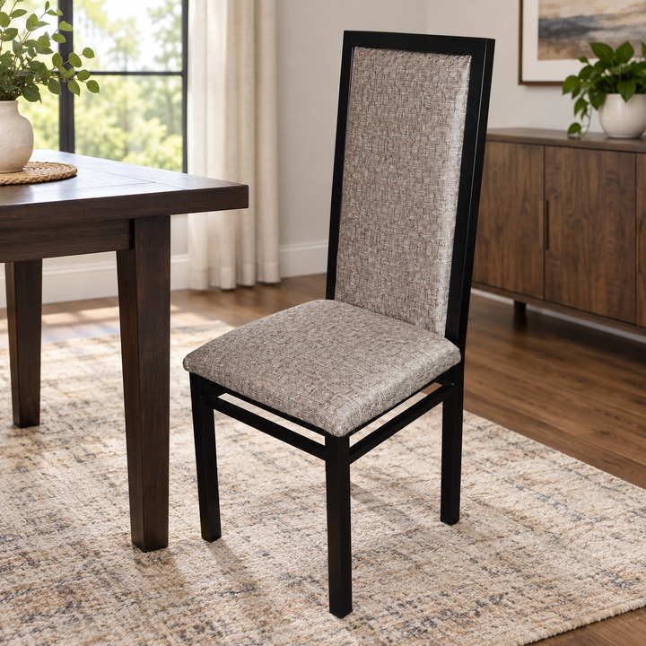 Silla Amanda en comedor; mesa y decoración no incluidas