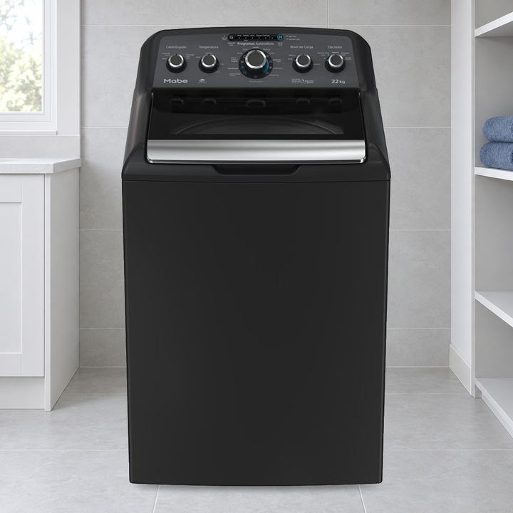 Lavadora Mabe LMA72215WDAB0 de 22 kg en ambiente ilustrativo de lavandería; producto oficial sin modificar.