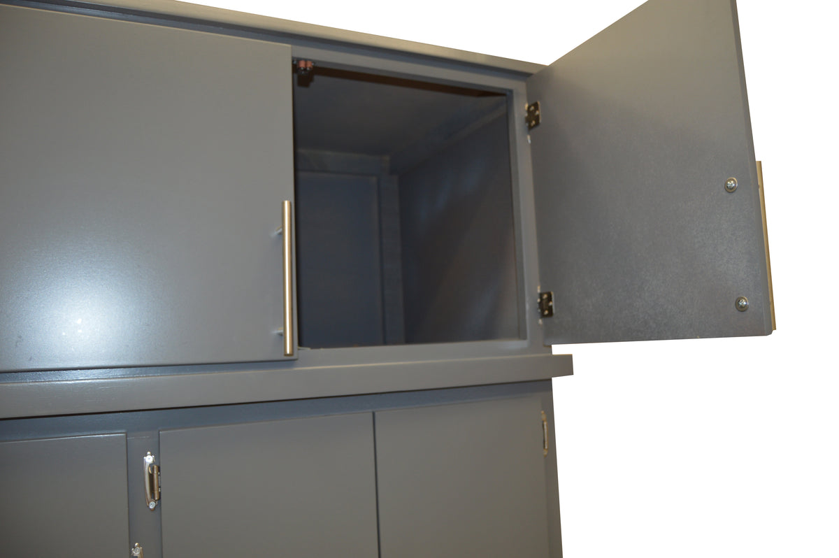 Closet Gris: detalle real de gabinete superior abierto.