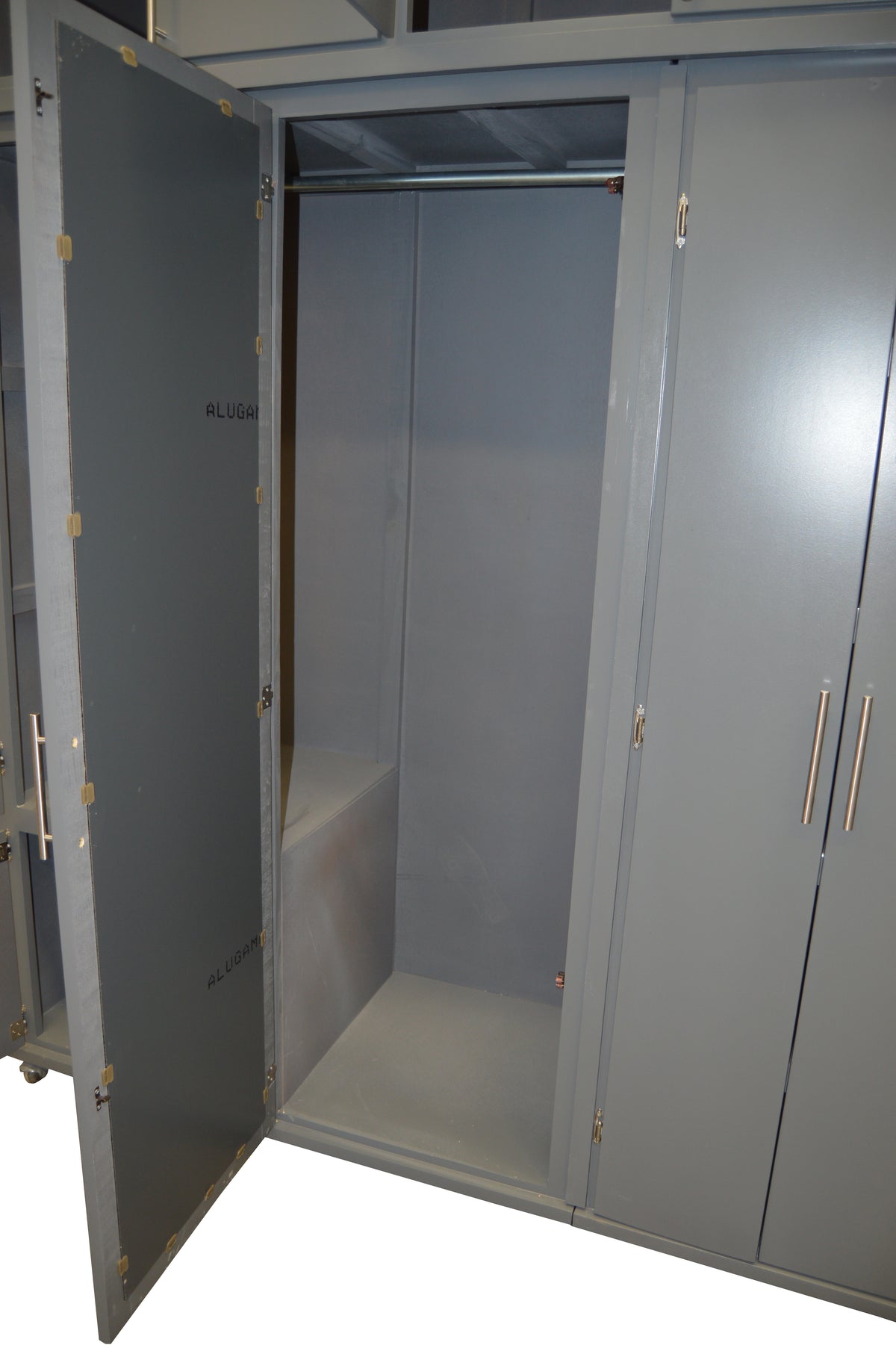 Closet Gris: detalle real de espacio alto para colgar ropa.