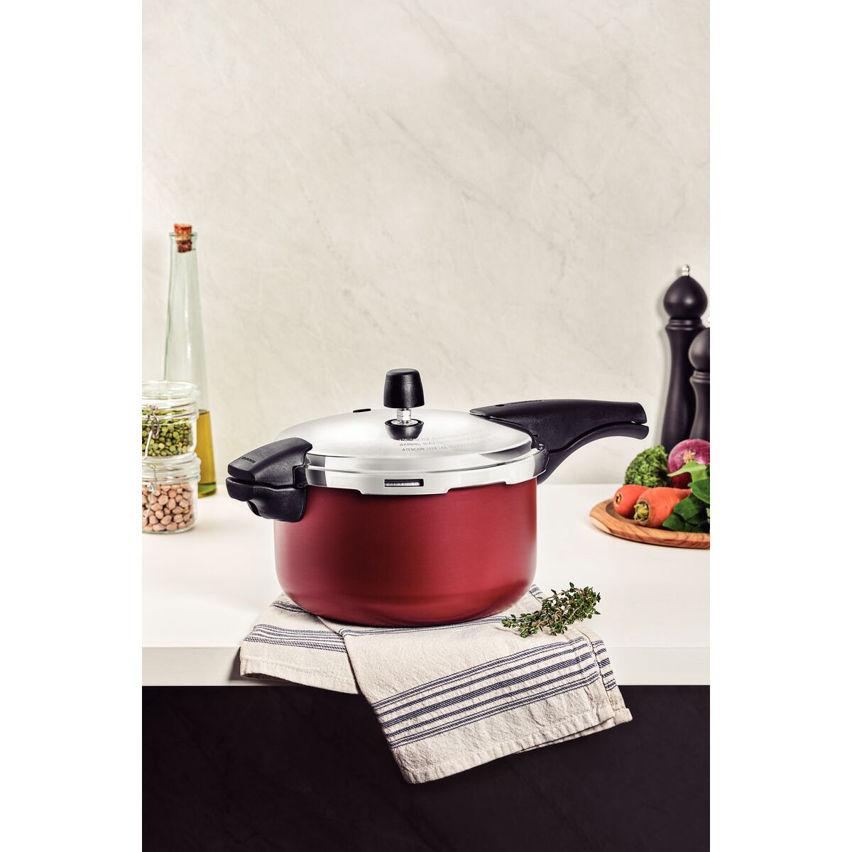 Olla de Presión Tramontina Vancouver 24 cm 6 L Roja 20589724 - ambientada oficial