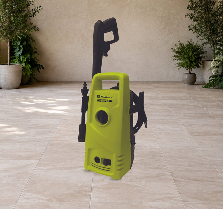 Hidrolavadora Koblenz HL-145 V en patio ilustrativo; producto original, equipo apagado
