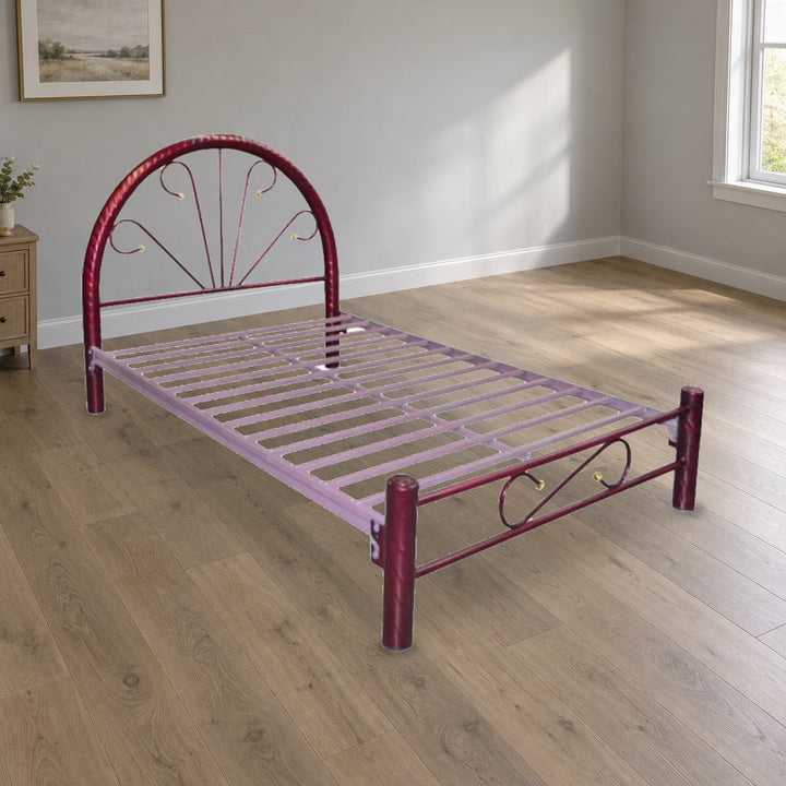 Cama Esmaltada Matrimonial Vino en dormitorio; ambientacion ilustrativa, sin colchon ni accesorios incluidos.