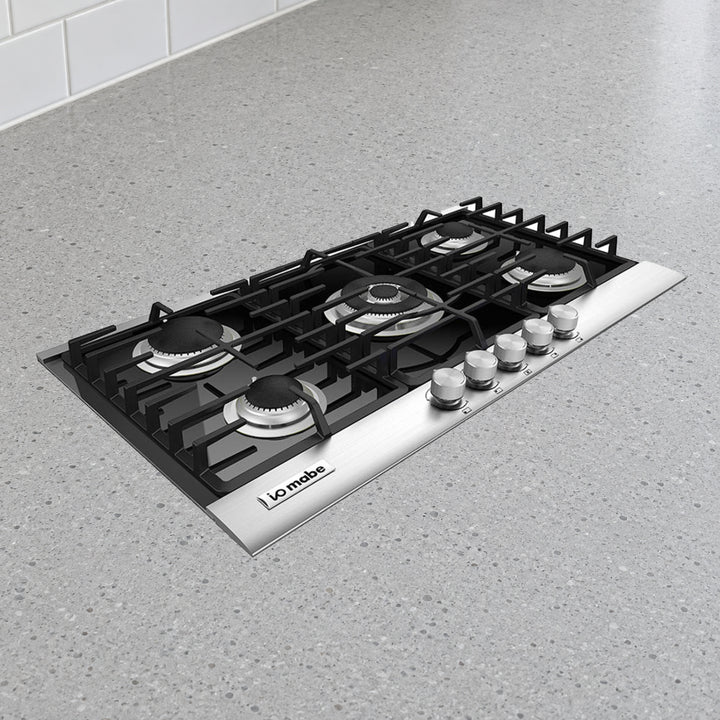 Parrilla IO Mabe IO95BG0 - foto oficial sobre cubierta de cocina, ambientacion editada